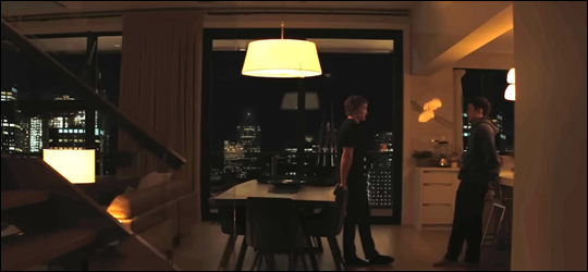 Ilya Rozanov et Shane Hollander dans l'appartement de Shane dans la s&eacute;rie Heated Rivalry