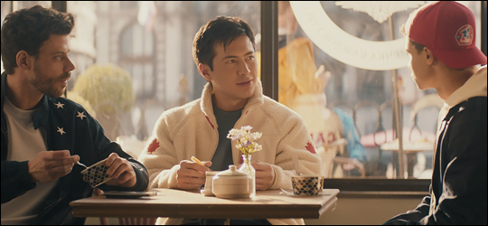 Scott, Shane et Carter au Kafe Myod durant les Jeux Olympiques de Sotchi dans les &eacute;pisodes 1x02 et 1x03 de Heated Rivalry