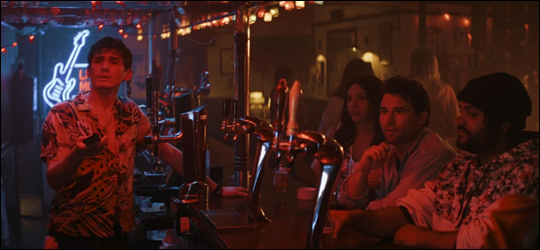Kyle, Maria, Kip et Shawn sont au bar Kingfisher dans Heated Rivalry, 