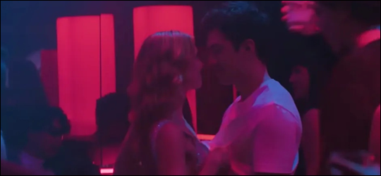 Rose Landry et Shane Hollander dansent dans le club Le Ciel dans Heated Rivalry