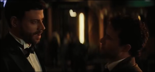 Scott Hunter et Kip Grady devant Le Paloma dans Heated Rivalry