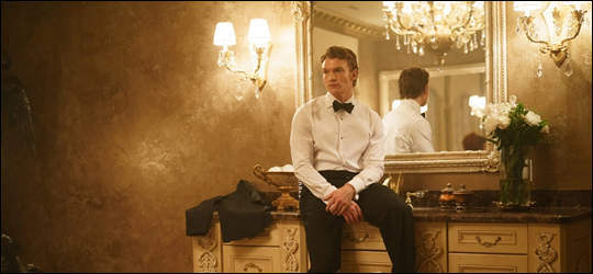 Ilya Rozanov assis dans la salle de bain de Sotchi dans Heated Rivalry