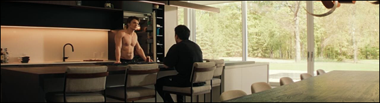 Ilya Rozanov et Shane Hollander dans la cuisine d'Ilya dans la s&eacute;rie Heated Rivalry