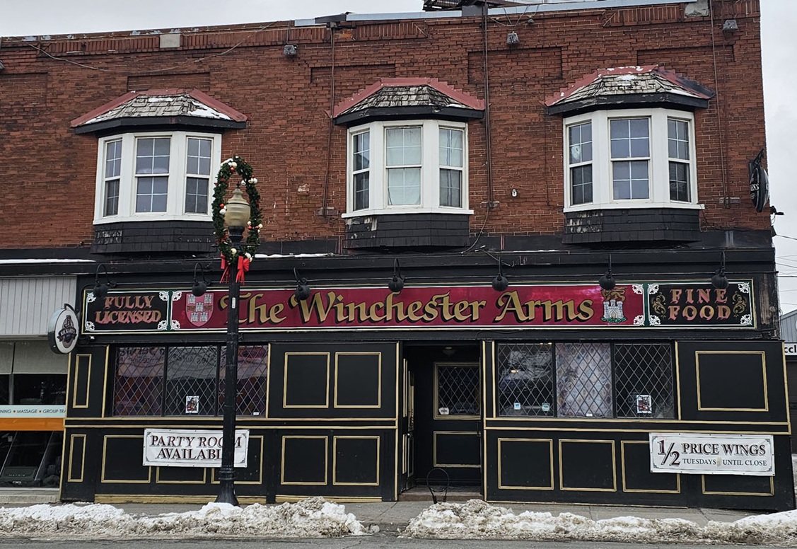 Fa&ccedil;ade du Winchester Arms (Kingfisher dans Heated Rivalry)