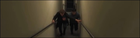 Ilya Rozanov et Shane Hollander font la course dans l'escalier dans la s&eacute;rie Heated Rivalry