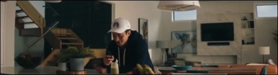 Shane Hollander dans la cuisine de son appartement dans la s&eacute;rie Heated Rivalry