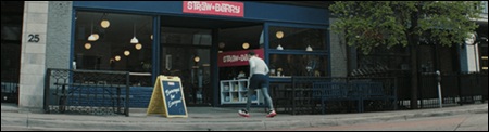 Scott entre dans le bar &agrave; smoothie Straw+Berry dans Heated Rivalry