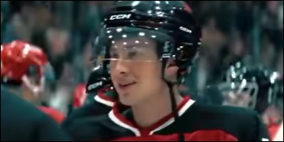 Shane Hollander salue les autres joueurs