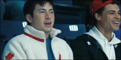 Shane Hollander et Carter Vaughn regardent une comp&eacute;tition de patinage artistique