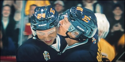 Ilya embrasse Shane sur son casque apr&egrave;s un but