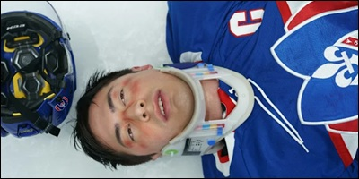 Shane Hollander est bless&eacute; pendant le match
