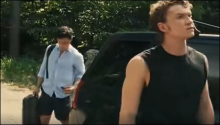Shane porte la valise d'Ilya