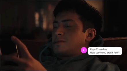 Shane, sur le canap&eacute; avec la lani&egrave;re de son sweat dans la bouche, &eacute;crit &agrave; Lily