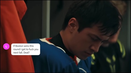 Shane, dans les vestiaires, voit le message de Lily