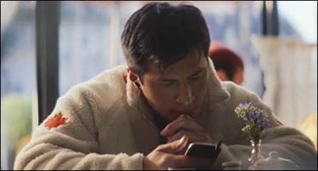 Shane envoit un message &agrave; Lily alors qu'ils sont en Russie