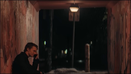 Ilya est dans une ruelle en Russie et au t&eacute;l&eacute;phone