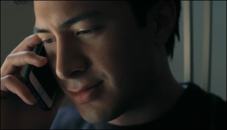 Shane est au t&eacute;l&eacute;phone avec Ilya