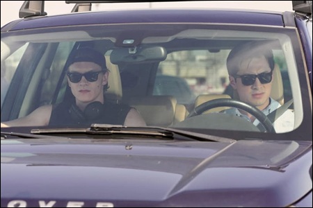 Ilya et Shane dans la voiture britannique de Shane
