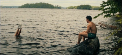 Ilya plonge dans le lac sous le regard de Shane