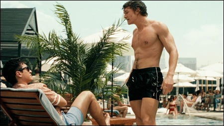 Ilya arrose Shane en sortant de la piscine