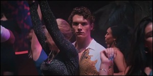 Ilya Rozanov remarque Shane Hollander au milieu de la piste de dance