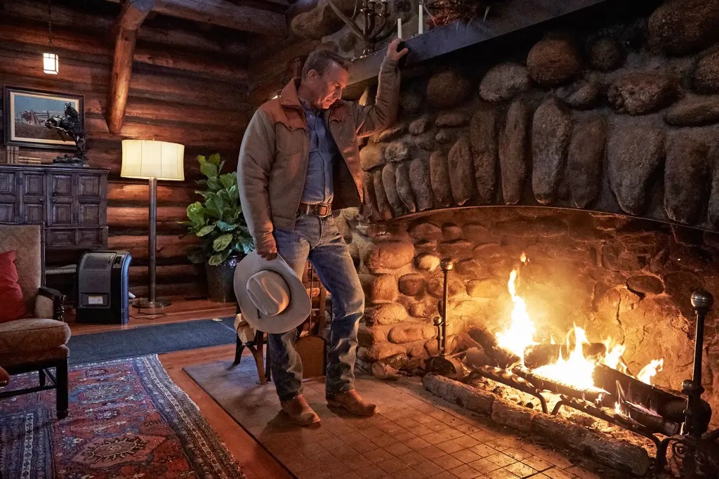 John Dutton devant sa cheminée Yellowstone
