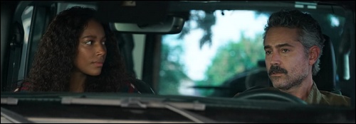 Cassie Dewell et Mark Lindor dans une voiture