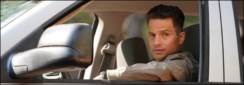 Travis Stone regarde par la fen&ecirc;tre de sa voiture