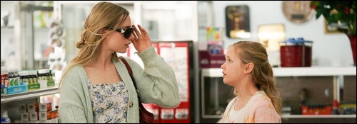 Scarlett et sa fille Phoebe dans un magasin