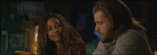 Cassie Dewell et Cormac Barnes se rapprochent au bar