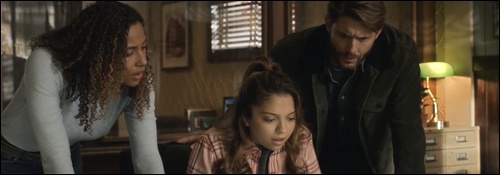 Cassie (Kylie Bunbury), Emily (Cree Cicchino) et Beau (Jensen Ackles) font des recherches