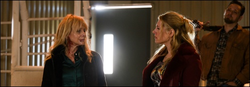 Gigi Cessna (Rosanna Arquette) et sa fille Jenny Hoyt (Katheryn Winnick) sont en mauvaise posture