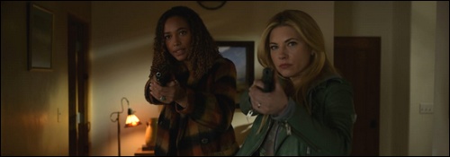 Cassie Dewell (Kylie Bunbury) et Jenny Hoyt (Katheryn Winnick) braquent quelqu'un