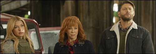 Jenny Hoyt (Katheryn Winnick), Sunny Barnes (Reba McEntire) et Beau Arlen (Jensen Ackles) font face au tueur