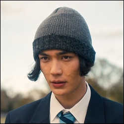Tao Xu avec un bonnet dans la série Heartstopper