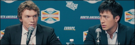 Ilya Rozanov et Shane Hollander en pleine interview dans l'&eacute;pisode 1x01 de Heated Rivalry