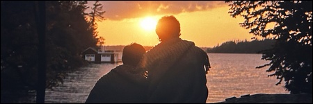 Shane (Hudson Williams) et Ilya (Connor Storrie) regardent le lever de soleil dans l'&eacute;pisode 1x06 de Heated Rivalry