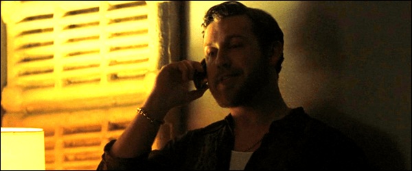Alexei Rozanov au téléphone dans Heated Rivalry