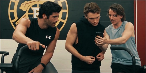 Cliff Marleau, Ilya Rozanov regardent le t&eacute;l&eacute;phone de Connors dans Heated Rivalry