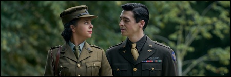 Sandra Westgate (Bel Powley) et le Capitaine Harry Crosby (Anthony Boyle)