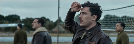 Le Capitaine Robert 'Rosie' Rosenthal (Nate Mann) et des militaires