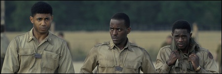 Les Lieutenants Alexander Jefferson (Branden Cook), Robert H. Daniels (Ncuti Gatwa) et Richard D. Macon (Josiah Cross)