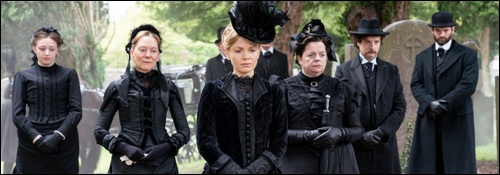 Miss Eliza Scarlet est entourée de ses proches lors des funérailles de son père