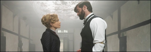 Eliza et William ont une discussion dans une prison
