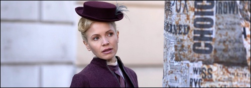La d&eacute;tective Eliza Scarlet espionne discr&egrave;tement