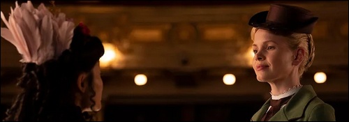Miss Ling (Alice Hewkin) parle avec Eliza Scarlet (Kate Phillips)