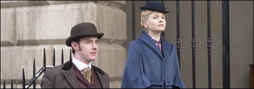 Le détective Fitzroy (Evan McCabe) et Miss Scarlet (Kate Phillips)