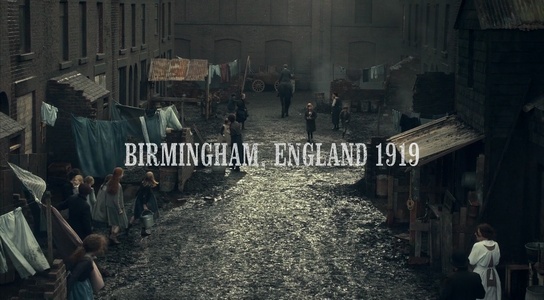 Une rue de Birmingham en 1919, d'après la série Peaky Blinders
