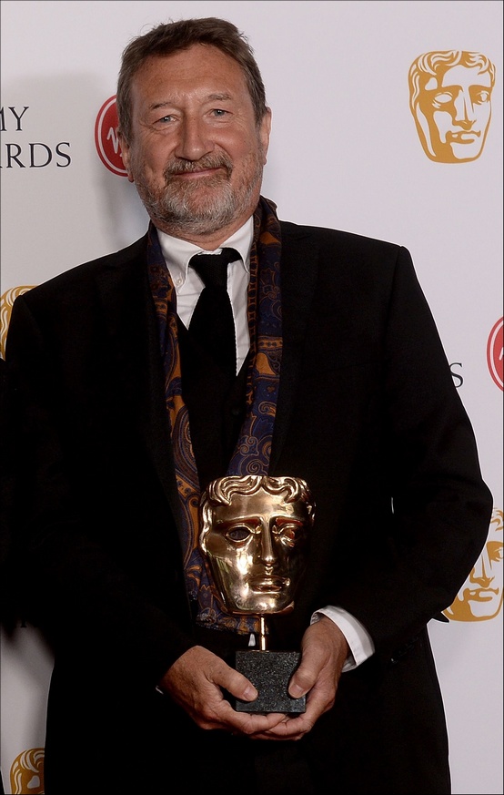Steven Knight tenant un BAFTA