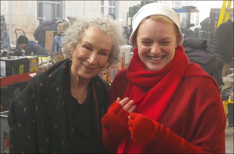 Margaret Atwood et Elisabeth Moss sur le tournage de la série The Handmaid's Tale : La Servante écarlate